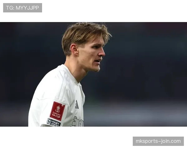 厄德高与福登：英超技术型中场的组织与推进方式对比